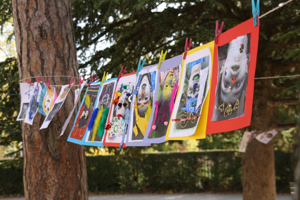 Exposition d'art bi-annuelle de l'école à laquelle participent les élèves du programme international