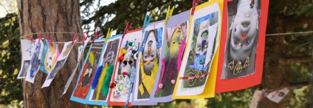 Exposition d'art par les enfants de la section internationale et francophone tout autour de l'école des Grillons.