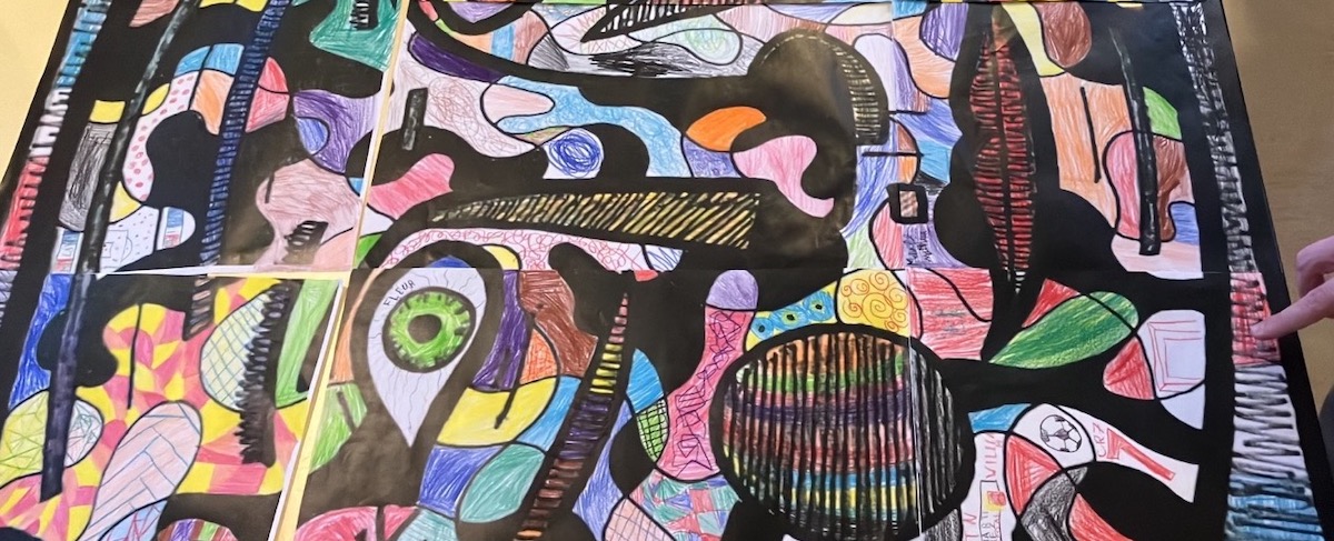Oeuvre artistique collaborative par les enfants au périscolaire de l'école des grillons
